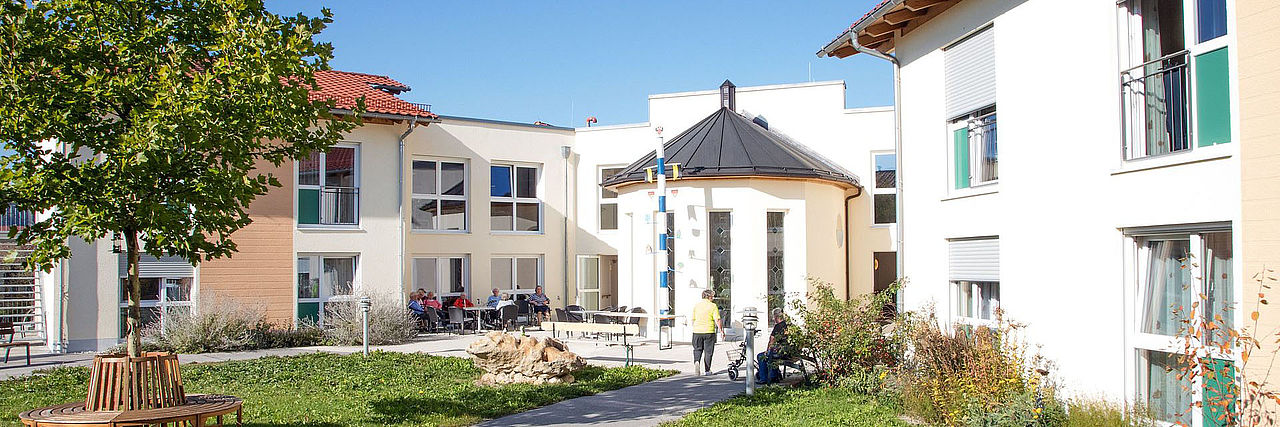 Außenanalgen des BRK Seniorenheims Lebenszentrum Gräfin Arco in Bad Birnbach